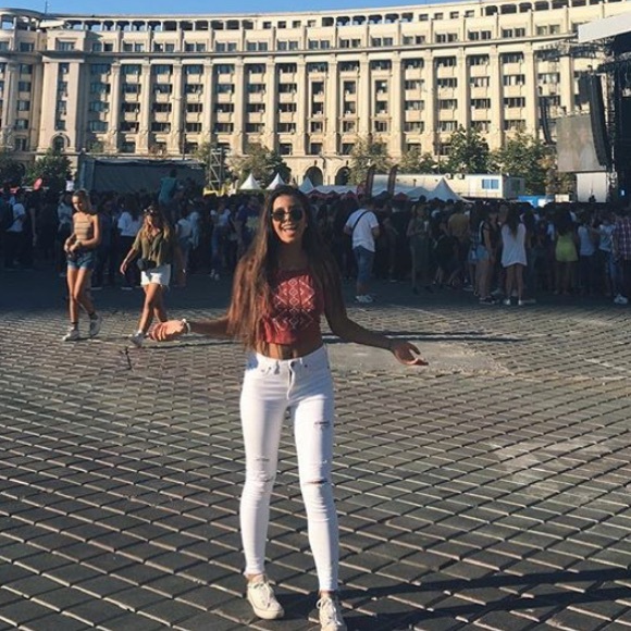 Fun Summer Top! - Picture 2 of 4